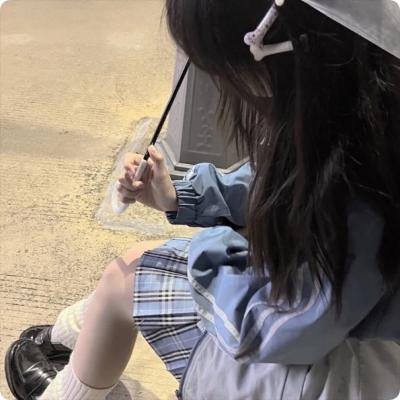 穿条纹衣的男孩
